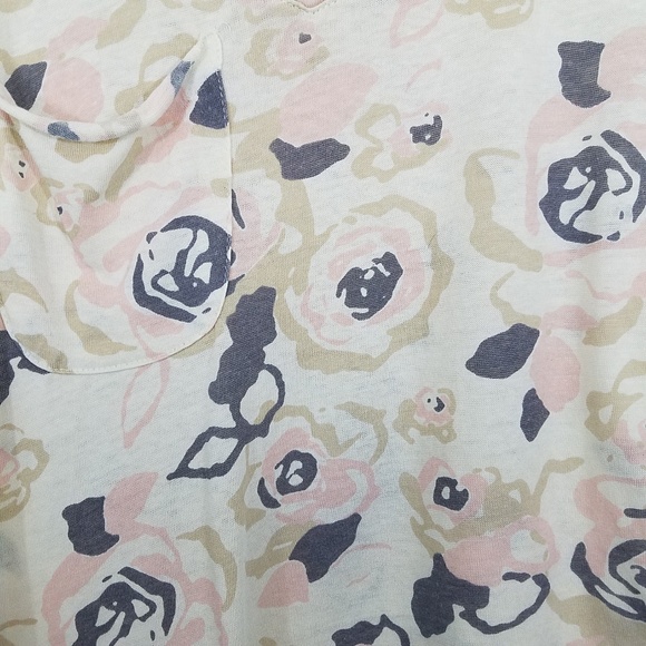 3 for $20 |Altar'd State Top Floral Pocket Rounded - Picture 2 of 4